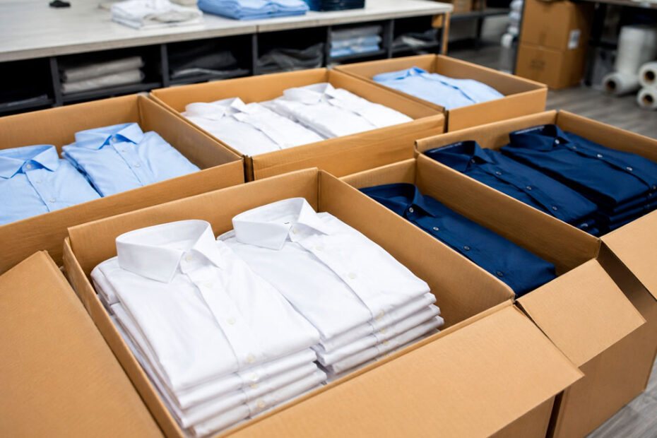 Camisas corporativas dobladas para envío a provincias